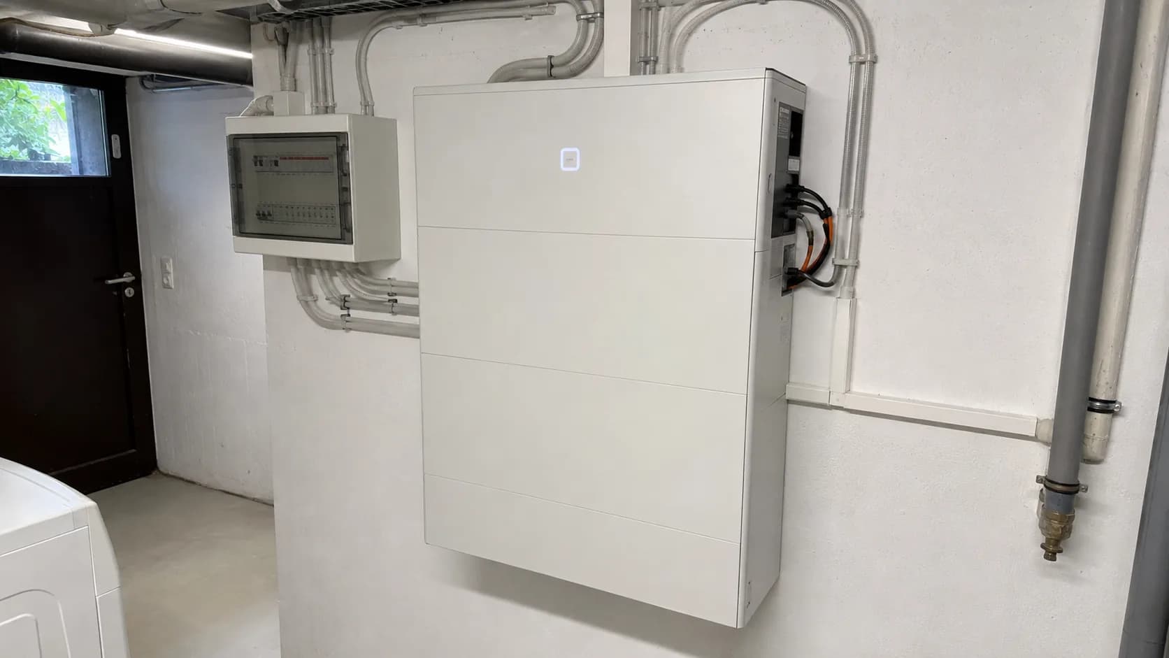 Moderner Batteriespeicher an einer Wand im Hauswirtschaftsraum
