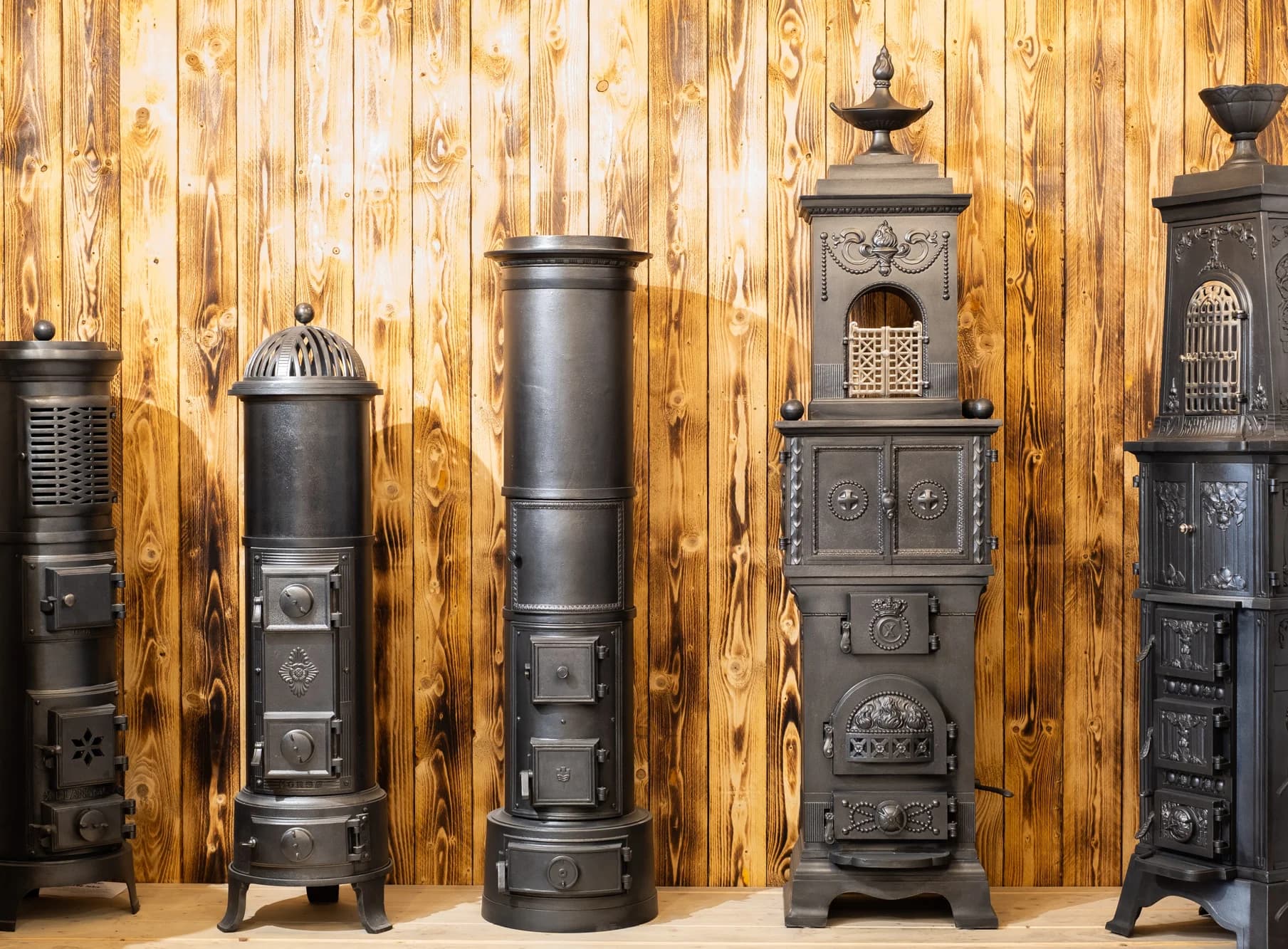 Restaurierte historische Gussöfen vor einer Holzwand in der Ausstellung in Ratingen