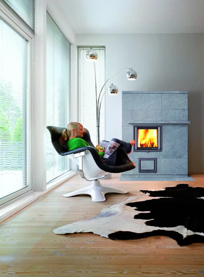 Specksteinofen mit integrierter Sitzbank in einem hellen Wohnraum