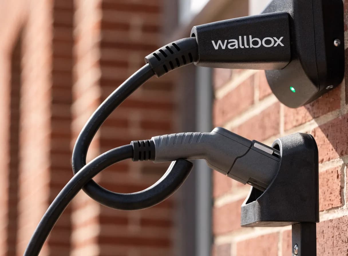 Ladekabel einer Wallbox am Elektrofahrzeug