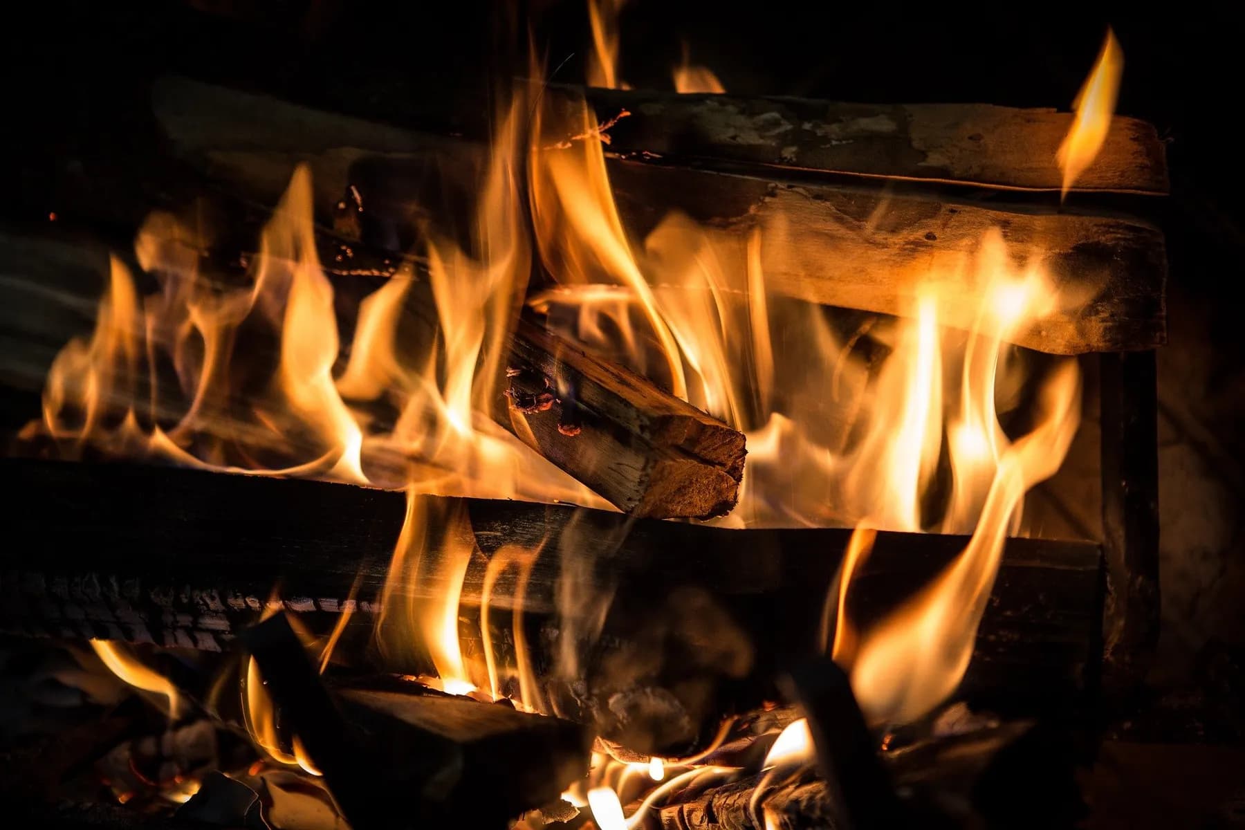 Nahaufnahme brennender Holzscheite im Feuerraum